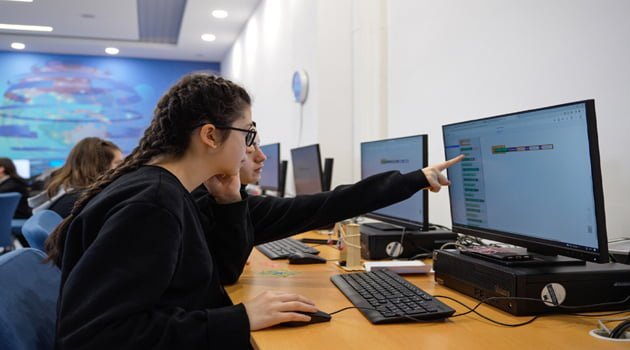 Reeder ile Kızlar Kodlar Projesi