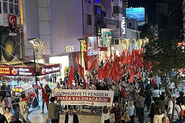 Binlerce yurttaş laiklik için, Cumhuriyet için yürüdü.