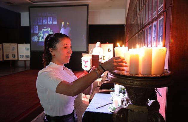 Mumlar Kimin İçin Yandı...