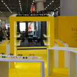  850’nin üzerinde yerli ve global markanın 2026 yılı trend gözlükleri görücüye çıktı  Türkiye’de ilk kez sanal gerçeklik ile göz numarası ölçülüyor!  Optik endüstrisi Silmo İstanbul Fuarı’nı 12’nci kez gözüne kestirdi   Optik dünyasının geleceğini şekillendiren Uluslararası Silmo İstanbul Optik Fuarı, bu yıl 12’nci kez katılımcı ve ziyaretçilerine İstanbul Fuar Merkezi’nde (İFM) kapılarını açtı. 25.000 metrekarelik alanda yerli ve yabancı 170 firmanın birbirinden özel ürünlerinin sergilendiği fuarın bu yıl 12 bini aşkın ziyaretçiyi ağırlaması bekleniyor. ‘Gözlüğe Dair Her Şey” sloganıyla Yerli ve global 850’yi aşkın markanın 2026 yılı trend gözlüklerinin sergileyeceği Fuar 22 Kasım Cumartesi gününe kadar katılımcı ve sektör profesyonellerine ev sahipliği yapacak. Optik endüstrisinin önde gelen marka ve temsilcilerini bir araya getiren 12. Uluslararası Silmo İstanbul Optik Fuarı, ziyaretçilerini ağırlamaya başladı. Sektörün kalbinin attığı fuar bu yıl yerli ve yabancı 170 firmaya ev sahipliği yapıyor. 24Saat Fuarcılık A.Ş. tarafından T.C Ticaret Bakanlığı, T.C Ekonomi Bakanlığı, T.C Sağlık Bakanlığı, TOBB Türkiye Odalar Borsalar Birliği (TOBB), İstanbul Ticaret Odası (İTO). Türk Optisyen-Gözlükçüler Birliği (TOGB) ve Türkiye Gözlük Sanayicileri Derneği’nin (TGSD) iş birliği ve desteği ile düzenlenen fuar, 25 yıllık Türkiye Optik sektöründeki tecrübesiyle, 2013 yılından beri Türkiye’deki tek optik sektör buluşması olma özelliğini taşıyor. Uluslararası optik endüstrisinin en prestijli buluşmalarından biri olan Uluslararası İstanbul Optik Fuarı, 5, 6 ve 7’nci salonlarda toplam 25.000 metrekarelik alanda düzenleniyor. Dünyanın en büyük ilk 5 sektör buluşmasından birini oluşturuyor Küresel ölçekte bir iş ve bilgi platformu haline gelen Uluslararası Silmo İstanbul Optik Fuarı, Türkiye’nin stratejik konumu sayesinde Avrupa, Orta Doğu, Kuzey Afrika ve Orta Asya’dan profesyonelleri yeniden bir araya getirdi. Dünyanın en büyük ilk 5 optik sektör buluşmalarından biri olan fuarda bu yıl yerli ve global 850’yi aşkın marka yer alırken; Ortadoğu, Kuzey Afrika ve Rusya başta olmak üzere dünyanın dört bir yanından yabancı ziyaretçi bekleniyor. Yerli üreticiler, ithalatçılar ve distribütörlerin yer aldığı fuarda 2026 yılına ilişkin yeni sezon ürünler tanıtılacak. Fuarın en dikkat çekeni ise pırlantayla döşenmiş, altınla kaplanmış birbirinden özel gözlükler. Bunların yanı sıra metal gözlüklerden klasiklere, renkli çerçevelerden başta İtalyan ve Fransız olmak üzere dünyanın birçok ünlü markasının gözlükleri de yine ziyaretçilerin beğenisine sunuluyor. Türkiye’de ilk kez sanal gerçeklik ile göz numarası ölçülüyor Ziyaretçiler ayrıca Trend Forum alanında çevre koleksiyonları, yenilikçi materyaller, çevre dostu üretim süreçleri ve dijital tasarımlı gözlük koleksiyonlarını keşfetme imkanı buluyor. Optik sektöründeki tasarım ve trend vizyonunu ortaya koyan Silmo Next / Trend Forum alanı bu yıl daha interaktif ve çok boyutlu bir yapıya kavuştu. Moda ve teknolojiyi harmanlayan tematik koleksiyonlar, sanal gerçeklik uygulamaları ve sürdürülebilir materyallerle üretilmiş yenilikçi ürünler, ziyaretçilere ilham verirken gelecek projeksiyonu sunuyor. Bunun kapsamda “Futurology” alanında ziyaretçiler Türkiye’de ilk kez sergilenen sanal gerçeklik uygulamasıyla geleceğin optik dünyasında yer alan, sürdürülebilir üretim ve teknolojik yenilikleri deneyimliyor. WR gözlük sayesinde özel olarak kurgulanmış bir hikaye izleyen ziyaretçilerin aşağı, yukarı, sağa ve sola hızlı bakışıyla göz hareketlerini takip edilerek, göz numaraları tespit ediliyor. Bir nevi göz haritasının çıkarıldığı bu uygulama sayesinde kişiye özel gözlük camı da tasarlanmış oluyor. Aynı alanda ayrıca ayna yardımıyla da ziyaretçilerin gözlük camı ölçüsü belirlenebiliyor. Aynanın ziyaretçileri yönlendirmesiyle gözlerdeki hızlı hareket kabiliyeti takip edilerek, kişiye en uygun gözlük camı tasarlanıyor. ‘Silmo İstanbul Akademik’ ile öğrenciler mesleklerine dair bilgi edinecek, Silmo Award İstanbul’da yerli üretici desteklenecek Bu yıl içeriği daha da genişletilen Silmo İstanbul Akademik, fuar süresince düzenlenecek seminer ve panellerle sektörün bilgi altyapısını güçlendirmeyi hedefliyor. Alanında uzman yerli ve yabancı akademisyenlerin, sektör profesyonellerinin ve araştırmacıların katılımıyla gerçekleşecek oturumlar; yapay zeka, dijitalleşme, sürdürülebilirlik ve müşteri deneyimi gibi konularda derinlemesine tartışmalara sahne olacak. Aynı zamanda genç profesyoneller ve optisyenlik öğrencileri için de özel içeriklerle geleceğin liderlerini yetiştirme vizyonunu pekiştirecek. Fuarın ikinci günü gerçekleştirilecek Silmo Award İstanbul’da ise bir yandan yerli üreticilerin desteklenmesi hedeflenirken, aynı zamanda dolaylı yabancı katılımcı olarak belirtilen büyük markaların distribütörlerine, inovatif ürünleriyle fark yaratan, sattığı ürünler ile birlikte fuarda en iyi standı yapan, Türkiye’ni en iyi optik mağazasına sahip olan markalar da yine bu etkinlikte ödüllendirilecek. Bu yıl ayrıca fuarda ilk kez üniversiteler arası tasarım yarışması da fuar kapsamında da düzenlenecek. Bu yarışma ile amaç moda tasarımı okuyan öğrencilere sadece kıyafet değil modayı tamamlayan aksesuarlara dair tasarımları da yapabilecekleri konusunda bir kapı açarak, bir vizyon ile gençleri yönlendirmek. Geniş yelpazede ürün grupları sergileniyor Fuarda gözlük çerçeveleri, güneş gözlükleri, spor gözlükleri, koruyucu gözlükler, gözlük kılıfları, saatler, optik camlar, kontakt lensler, kontak lens aksesuarları ve bakım ekipmanları, güneş gözlüğü camları, optimetrik, oftalmolojik cihazlar ve aksesuarları, optimetrik, oftalmolojik ölçüm tanı ve tedavi cihazları, optik atölye ve laboratuvar için aletler, gözlük yedek parçaları, optik endüstri makineleri gibi ürün grupları sergilenecek. Fuarın ziyaretçi profili ise optisyenler, cam imalatçıları, çerçeve imalatçıları, yedek parça ihracatçıları ve satıcıları, makina ithalatçıları ve satıcıları, perakende mağazalar ve mağaza zincirleri, malzeme firmaları, distribütörlük almak isteyen firmalar, designerlar, sektör kurumları, göz doktorları, göz ve gözlük kurum ve kuruluşları, gözlük aksesuar üreticilerinden oluşuyor.